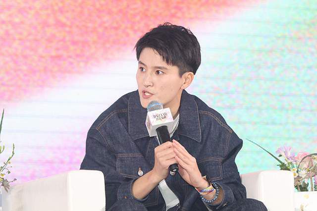 裸体女性